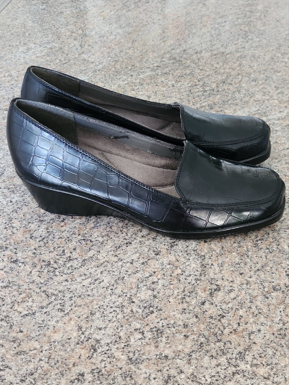 AEROSOLES Black Croc‑Embossed Slip‑On Wedge Comfort Shoes – Women’s 9.5 - Picture 2 of 8